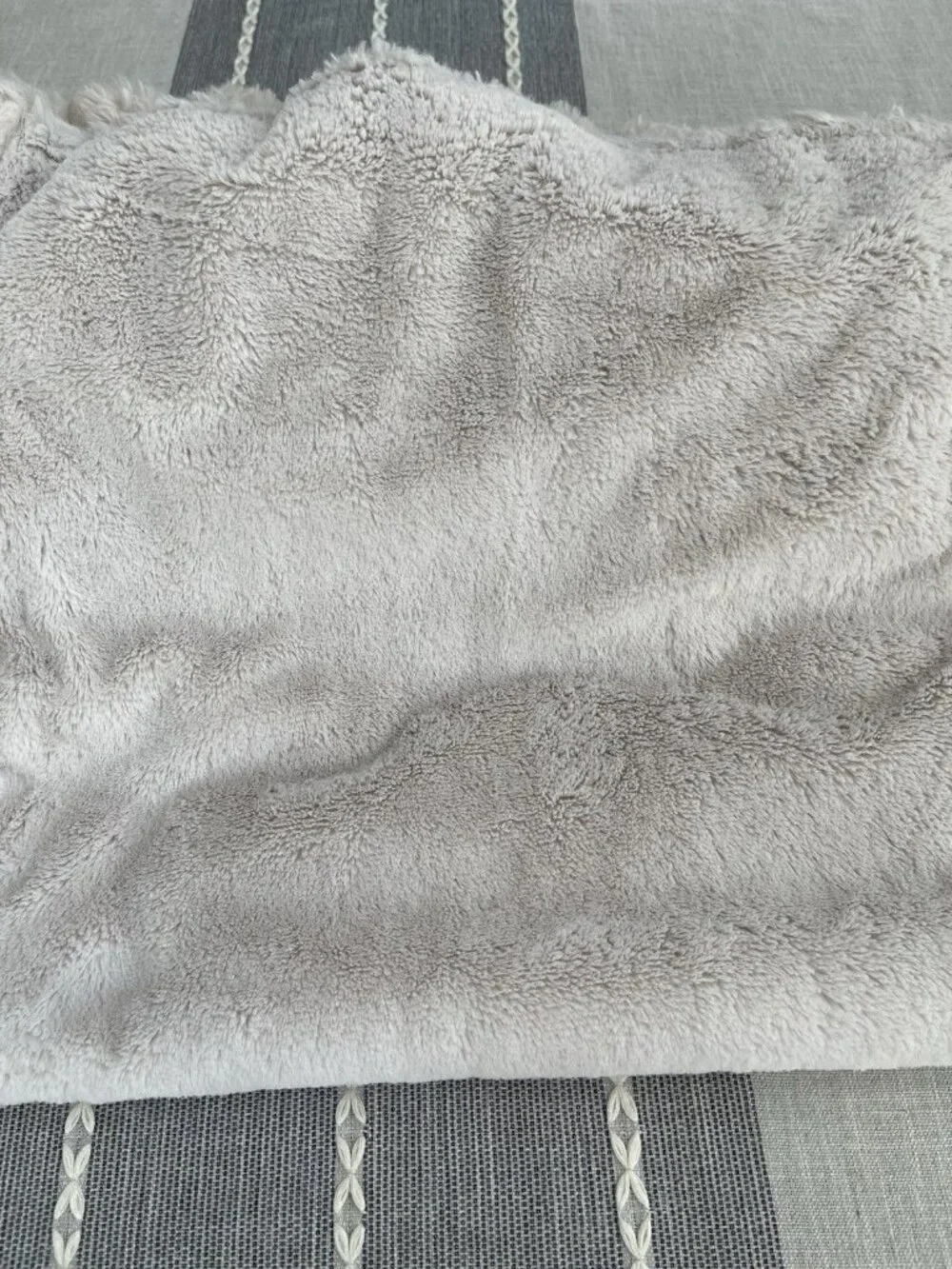 Frye Pillow Sham Bedding Beige Faux Fur Channel Stripe King Super Soft EUC 20/40